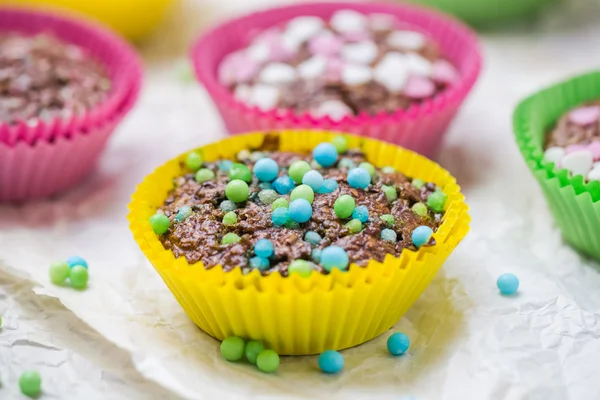 Bunte Schwindel-Muffins verschiedene Farben — Stockfoto