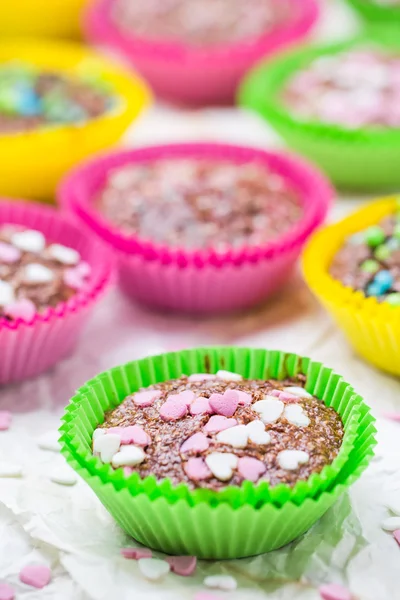 Galletas amantes coloridos muffins corazones —  Fotos de Stock