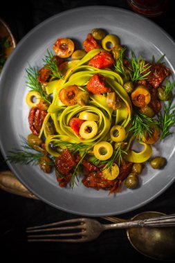 Sıcak öğle yemeği makarna domates sosu Kapari kuşkonmaz Magic hafif