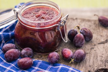 Erik reçeli ahşap masa kavanozlar