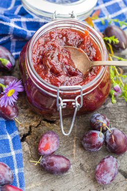 Erik reçeli ahşap masa kavanozlar