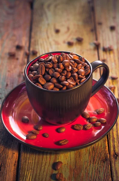 Kopje zwarte koffie vol bonen — Stockfoto