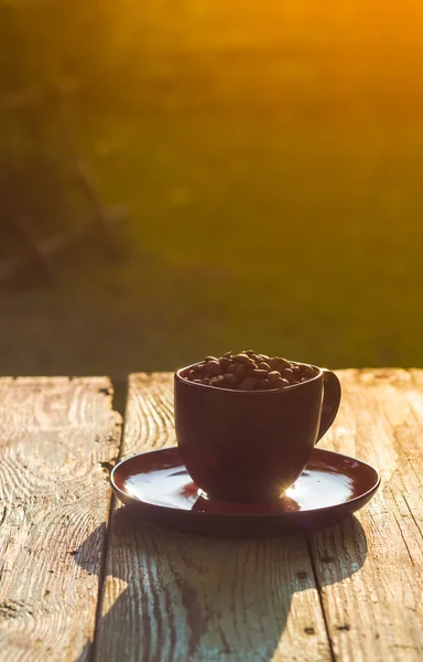 Kopp svart kaffe hela bönor — Stockfoto