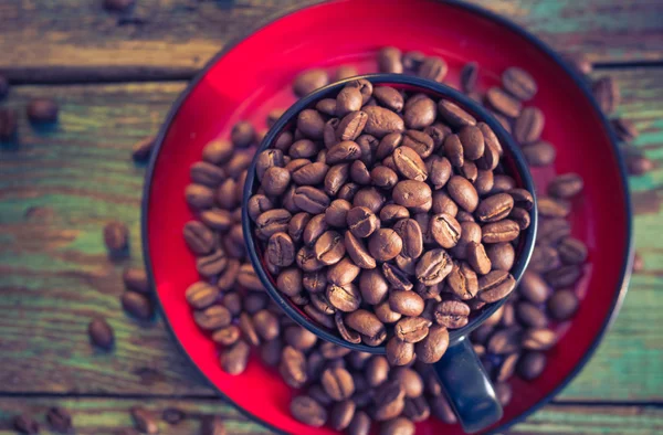 Kopje zwarte koffie vol bonen — Stockfoto