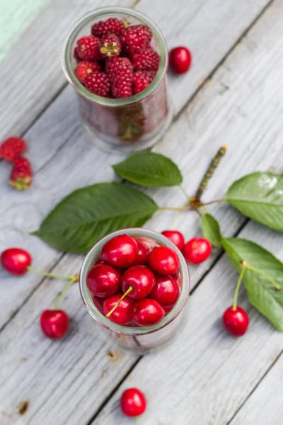 Früchte Kirschen Himbeeren Holztisch — Stockfoto