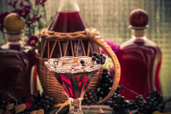 Ajándék őszi konyha édes, aromás ital tinktúra chokeberry (Aronia) — Stock Fotó