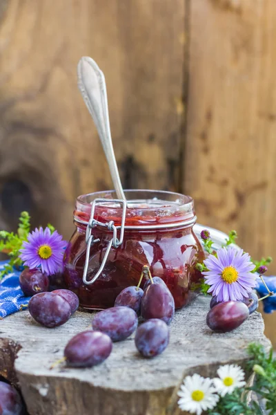 Spätsommerküche Glas Zwetschgenmarmelade — Stockfoto