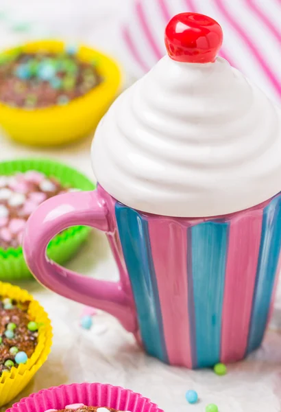 Muffins bunte Herzen süße Kuchen Liebe — Stockfoto