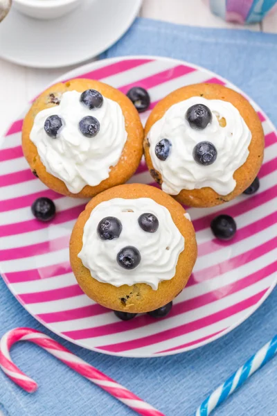 Výborné muffiny sladké smetaně brusinky — Stock fotografie