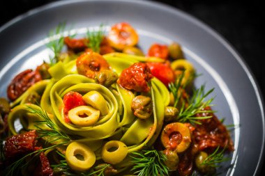 Sıcak öğle yemeği makarna domates sosu Kapari kuşkonmaz Magic hafif