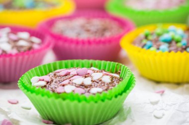 Tanımlama bilgilerini severler renkli kek Kalpler