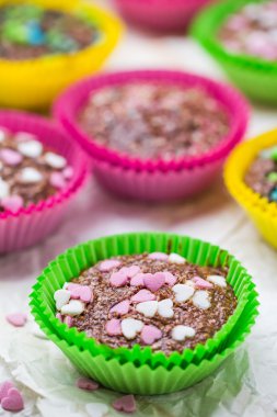 Tanımlama bilgilerini severler renkli kek Kalpler