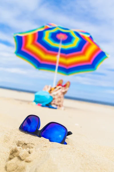 Blå solbriller, paraplybakgrunn – stockfoto
