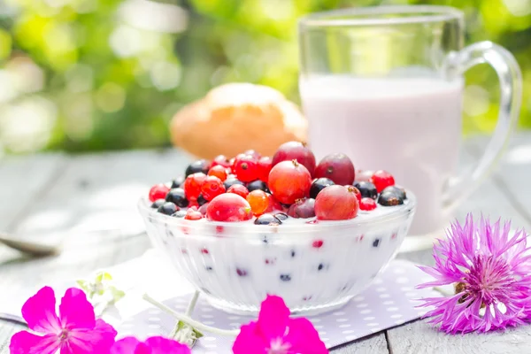 Breakfast garden fruits currants gooseberries buttermilk — Stock Photo, Image