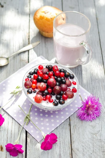 Desayuno jardín frutas grosellas grosellas suero de leche —  Fotos de Stock