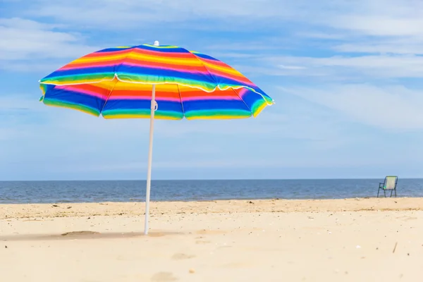 Ombrellone colorato spiaggia soleggiata — Foto Stock