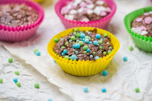 Bunte Schwindel-Muffins verschiedene Farben — Stockfoto