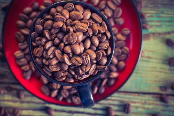 Kopje zwarte koffie vol bonen — Stockfoto