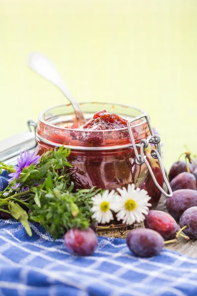 Fatto in casa conserva deliziosa marmellata di prugne — Foto Stock