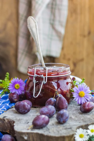 Vasetto da cucina fine estate marmellata di prugne — Foto Stock