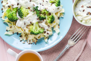 Makarna yemek brokoli sosu Ayçiçeği tohumları