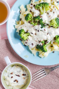 Makarna yemek brokoli sosu Ayçiçeği tohumları