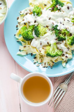 Makarna yemek brokoli sosu Ayçiçeği tohumları