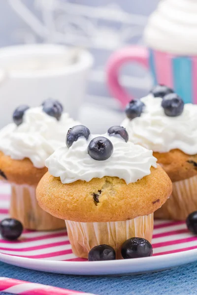 Zoete heerlijke muffins cranberries crème — Stockfoto