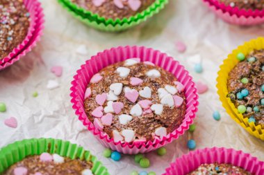 Tanımlama bilgilerini severler renkli kek Kalpler