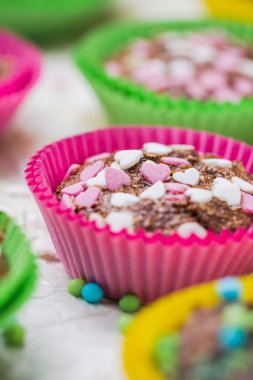 Tanımlama bilgilerini severler renkli kek Kalpler