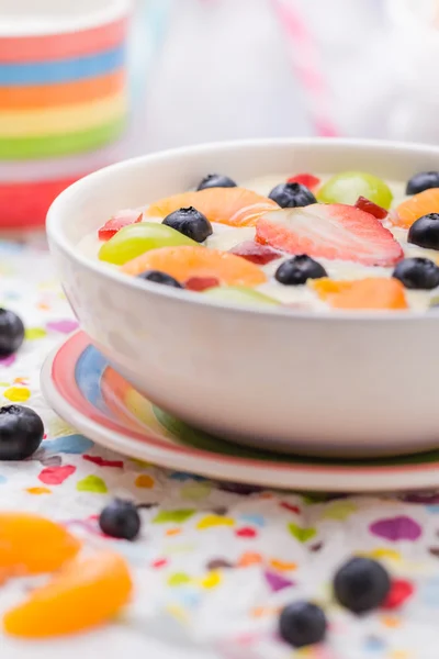 Köstliche milchige Vanillepudding bunte Früchte — Stockfoto