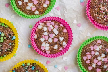 Muffins renkli kalpler tatlı kek seviyorum