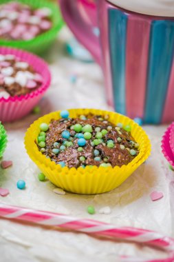 Muffins renkli kalpler tatlı kek seviyorum