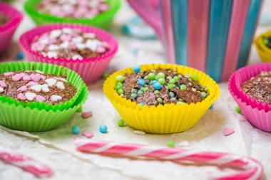 Muffins renkli kalpler tatlı kek seviyorum