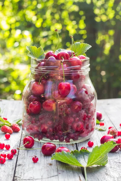 Frutas de vidro framboesas cerejas — Fotografia de Stock