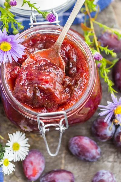 Fait maison conserve délicieuse confiture de prunes — Photo