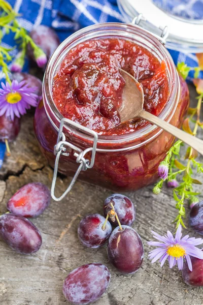 Bocaux table en bois confiture de prune — Photo