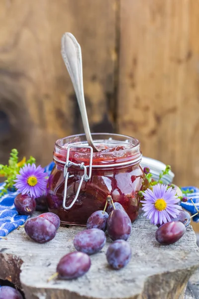 Vasetti marmellata di prugne tavolo in legno — Foto Stock