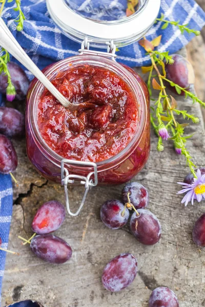 Spätsommerküche Glas Zwetschgenmarmelade — Stockfoto