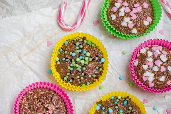 Muffins färgglada hjärtan söta bakverk älskar — Stockfoto