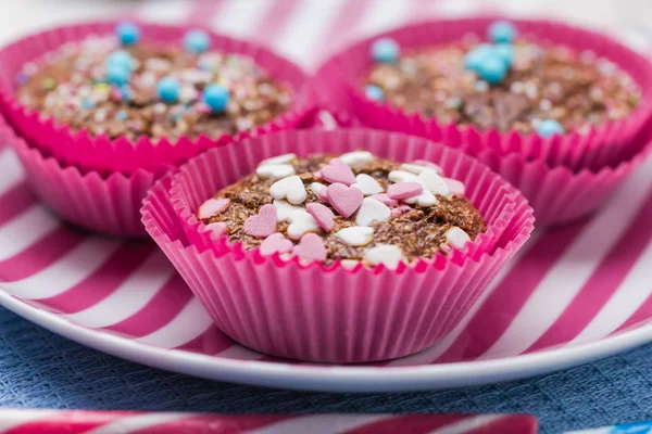 Muffins glad Alla hjärtans dag färgglada tårtor söta hjärtan — Stockfoto