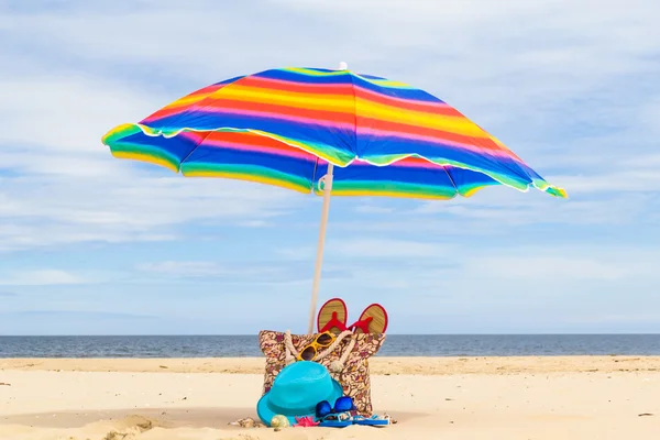 Bolsa sombrilla sol bañistas playa — Foto de Stock