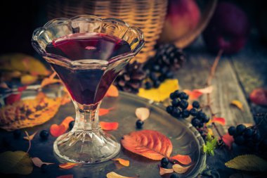 Sonbahar mutfak Kupası tentür chokeberry ahşap masa