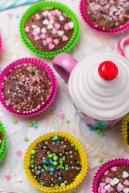 Muffins renkli kalpler tatlı kek seviyorum