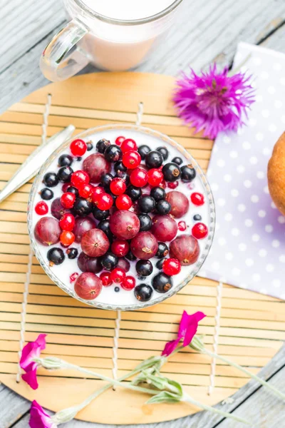 Petit déjeuner fruits de jardin groseilles groseilles babeurre — Photo