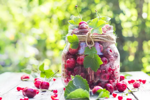 Glas voller Früchte Kirschen und Himbeeren — Stockfoto