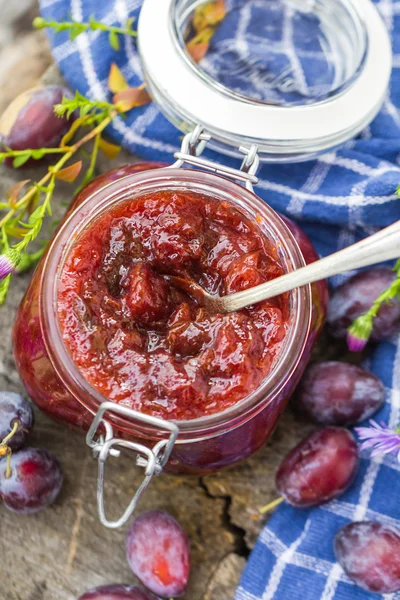 Fait maison conserve délicieuse confiture de prunes — Photo