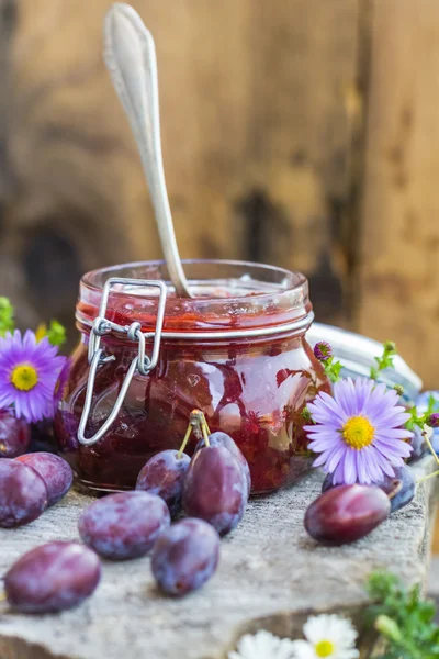 Vasetto da cucina fine estate marmellata di prugne — Foto Stock