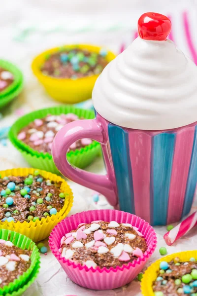 Muffins bunte Herzen süße Kuchen Liebe — Stockfoto