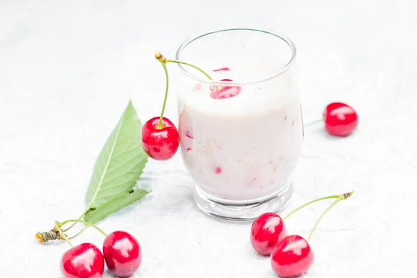 Erfrischendes Sommergetränk Fruchtcocktail Kirschen — Stockfoto